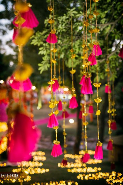 Photo of Mehendi hanging decor with gota tassel strings Mehendi Decor Ideas, Desi Wedding Decor, Diwali Decor, Mehndi Decor, Beautiful Wedding Decorations, Wedding Design Decoration, Home Wedding Decorations, Wedding Vision, Wedding Stage Decorations