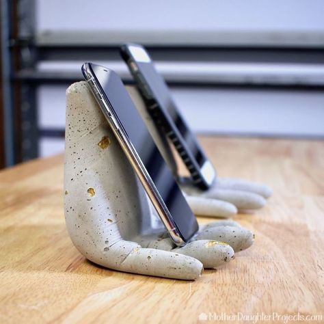 how to make a concrete hand stand for your phone Diy Phone Stand, Desk Phone Holder, Hand Stand, Modern Plant Stand, Cement Diy, Concrete Diy Projects, Cement Art, Iphone Holder, Iphone Stand