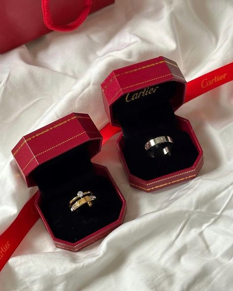 Love ❤️ Unique Gold Wedding Rings, Cartier Love Ring, Gentleman Aesthetic, Jewelry Box Diy, Expensive Jewelry Luxury, Couple Wedding Rings, Top Wedding Dresses, Jewelry Accessories Ideas, Luxury Aesthetic