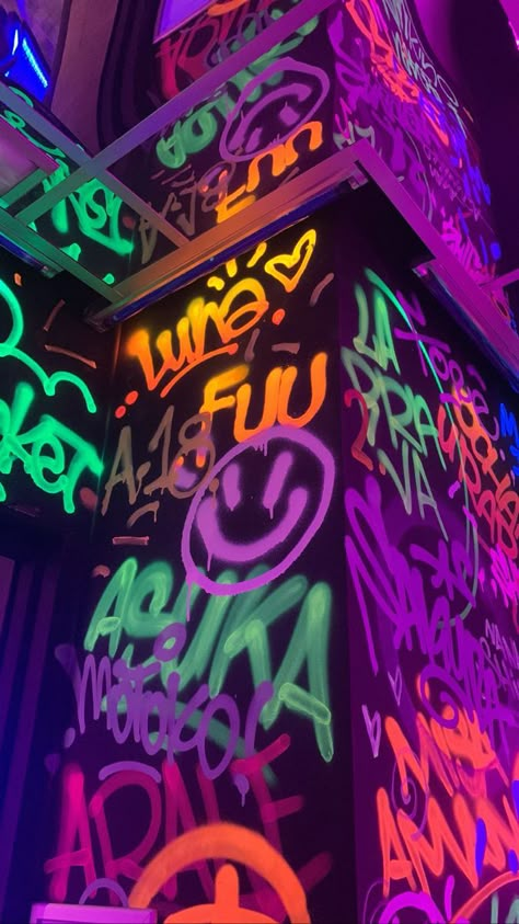 Neon painting Party Aesthetic Painting, Colorful Neon Aesthetic, Neon Colorful Aesthetic, Aesthetic Neon Wallpaper Iphone, Neon Graffiti Wallpaper, Painting With Neon Colors, Punk Neon Aesthetic, Neon Graffiti Aesthetic, Neon Lights Wallpaper Backgrounds