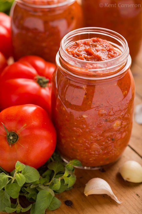 Roasted Tomato Marinara Sauce with Garlic and Oregano.  This recipe looks amazing, as the tomatoes are roasted before the canning process. Season Mixes, Tomato Marinara Sauce, Roasted Tomato Sauce, Roasted Tomato, Munnar, Think Food, Garden Recipes, Sauce Tomate, Minestrone