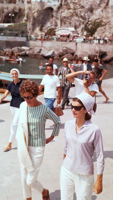 Jackie Kennedy Onassis Summer Style Outfits | Who What Wear UK Jackie Onassis Style, Betty Catroux, Jackie O's, Jackie O Style, Jackie Onassis, Lauren Hutton, Slim Aarons, Summer Capsule, Cindy Kimberly