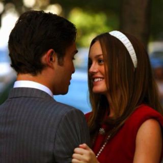 True Romance Chuck E Blair, Gossip Girl Wallpaper, Gossip Girl Episodes, Estilo Blair Waldorf, Dc's Legends Of Tomorrow, Stile Blair Waldorf, Gossip Girl Fashion Blair, Gossip Girl Blair, Chuck Blair