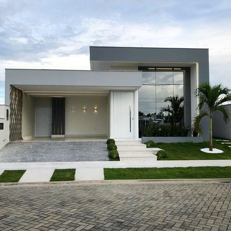 Fachada de casa térrea com pé direito duplo cinza e branca com revestimento 3D e vidro! - Decor Salteado - Blog de Decoração, Arquitetura e Construção Best Modern House Design, Casa Country, Modern Style House Plans, Modern House Facades, Modern Exterior House Designs, Small House Design Plans, Architectural House Plans, House Outside Design, Bungalow House Design