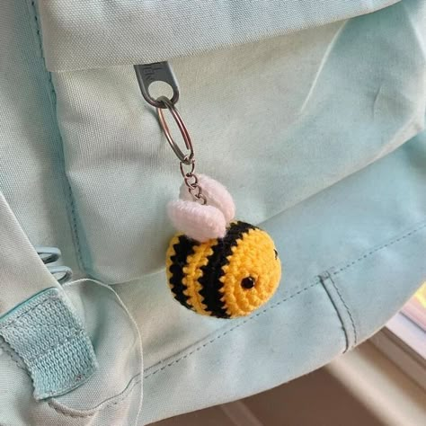 Cute Small Crochet Keychains, Mini Crochet Projects Key Chains, Bee Keychain Crochet, Mini Crochet Keychains, Cute Mini Crochet Ideas, Small Crochet Keychain Ideas, Cute Crochet Charms, Mini Keychain Crochet, Crocheting Keychain