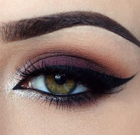 eye makeup, dark purple eye shadow, strong dark eyeliner and white shimmer in the inner eye corners Eyeliner Tips, Eyeliner Hacks, Smink Inspiration, Beauty Make-up, Makijaż Smokey Eye, Makeup Hacks, Fall Makeup, Hazel Eyes, Makeup Goals