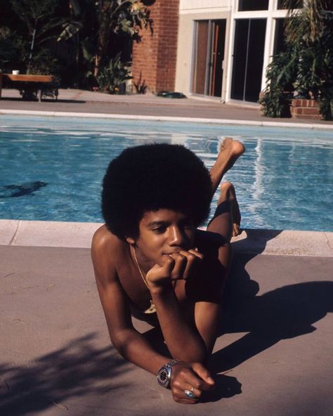 Vintage Daily on Instagram: “Michael Jackson by the Pool, ca. 1972 🌊” Young Michael Jackson, Hee Man, Jacqueline Bisset, Michael Jackson Wallpaper, Michael Jackson Smile, Joseph Jackson, Hugh Laurie, Michael Jackson Pics, Kevin Spacey