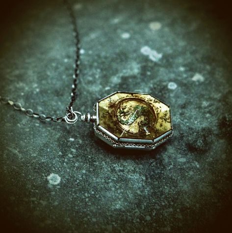 Dark Green Vibes, Locket Aesthetic, Slytherin Locket, Aesthetic Slytherin, Slytherin Wallpaper, Harry Potter Aesthetic, Hogwarts, Locket, Dark Green