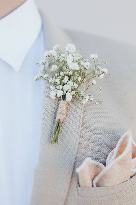 Simple Green Boutonniere, Button Holes Wedding Hydrangea, Baby’s Breath Boutinniere, White Groomsmen Boutonniere, Babys Breath Boutonnière, White Floral Boutonniere, Ruzmarin Za Svatove, White Groom Boutonniere, Groom Boutineer Ideas