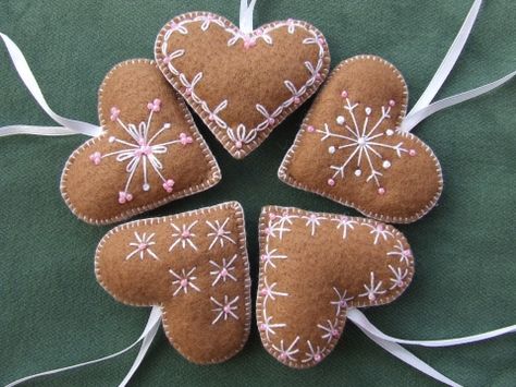 Faux Gingerbread, Felt Ornaments Diy, Diy Felt Christmas Ornaments, Gingerbread Christmas Decor, Felt Crafts Christmas, Christmas Preparation, Felt Christmas Decorations, Christmas Hearts, Ornament Ideas