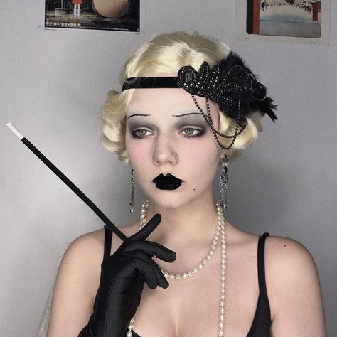 1920s flapper be like  This is starting off a new series of make up from different decades Never done a series before so hopefully u all… Flapper Costume Makeup, Flapper Makeup, 20s Makeup, Girl Halloween Makeup, 1920s Makeup, Carnaval Costume, Flapper Costume, Black Lipstick, Flapper Girl