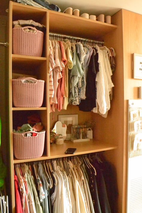 Dorm Room Ideas Closet, Aesthetic Dorm Storage, Organizing Ideas For Dorm Rooms, College Dorm Wardrobe, Dorm Clothing Organization, College Desk Organization Dorm, Dorm Drawer Organization, College Storage Ideas Room Organization, Utampa Dorm Room