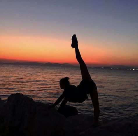 Gymnastics Sunset, Beach Gymnastics, Yoga Posses, Ballet Dance Photography, Dancer Lifestyle, Flexibility Dance, Dance Picture Poses, Dance Photo Shoot, Ballet Pictures