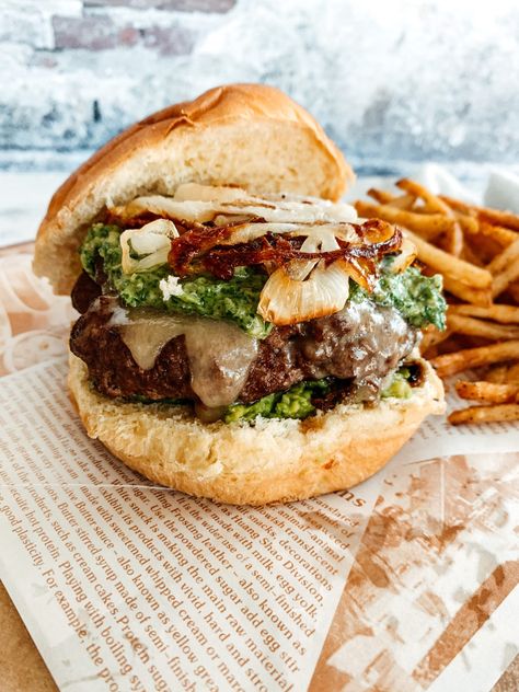 Chimichurri Burger Recipe, Chimichurri Burger, Hot Burger, Burger Patty Recipe, Burger Ideas, Lamb Burger, Lamb Burgers, Chimichurri Sauce, Gourmet Burgers