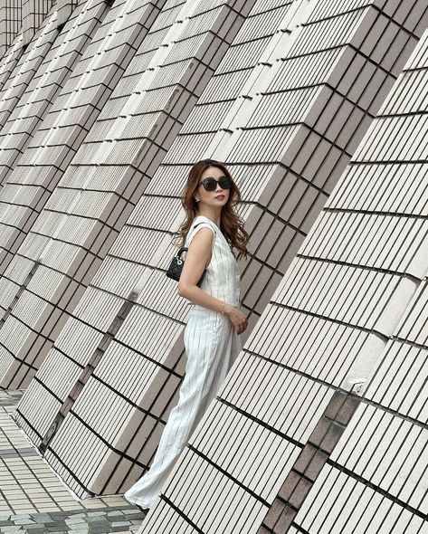 Lines and angles 🇭🇰 | Instagram Hong Kong Cultural Centre, Hongkong Disneyland Photo Ideas, Hong Kong Disneyland Photography, Hk Disneyland Outfit, Hong Kong Aesthetic Outfit, Hong Kong Photo Ideas, Hong Kong Winter Outfit, Hongkong December Outfit, Macau Outfit Ideas