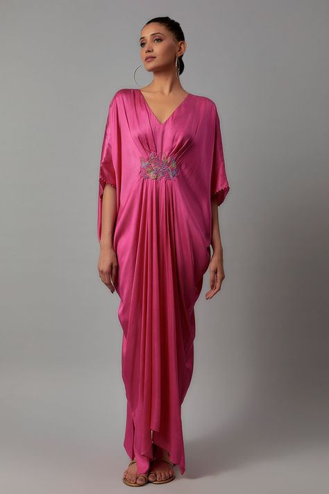 Kaftans Dresses Modern, Unique Kaftan Designs, Satin Kaftan Dress, Latest Kaftan Designs, Kaftan Dress Modern, Gamis Satin, Kaftan Styles For Ladies, Kaftan Sleeves, V Neck Kaftan