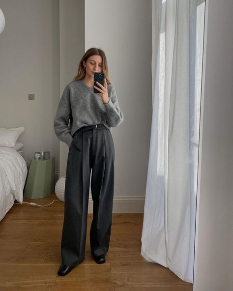 Brittany Bathgate on Instagram: “The reality of 2021 thus far has been joggers, pyjamas, or up a ladder covered in paint. Some of these are leftover from the pre-new year…” Trousers Outfit Winter, Wide Leg Trousers Outfit, Brittany Bathgate, Grey Pants Outfit, Pants Outfit Work, Wide Leg Pants Outfit, Winter Pants Outfit, Wide Leg Pants Outfits, Style Casual Chic