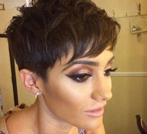 The Shift is the Coolest Spring Haircut Trend for Bold Gals | Fashionisers© - Part 3 Frankie Bridge Hair, Alicia Milano, Frankie Sandford Hair, Frankie Bridge, Spring Haircuts, Edgy Short Haircuts, Frankie Sandford, Chemo Hair, Short Sassy Hair