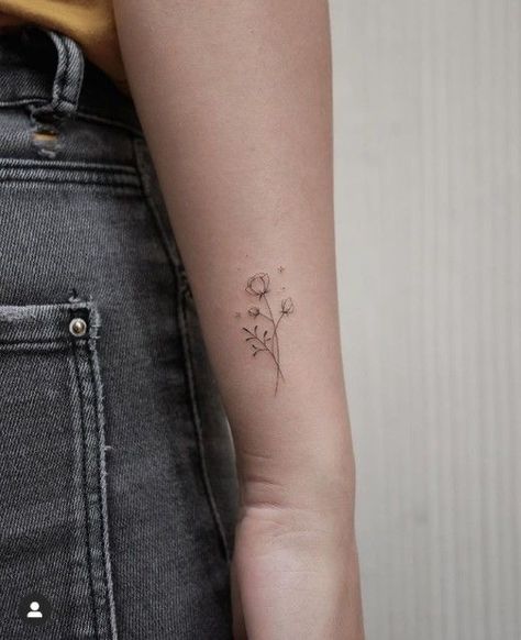 Back Of Arm Flower Tattoo, Tattoo Ideas Flower, Dainty Flower Tattoos, Tattoos Tiny, Tiny Flower Tattoos, Simple Arm Tattoos, Tato Minimal, Small Girly Tattoos, Flower Wrist Tattoos