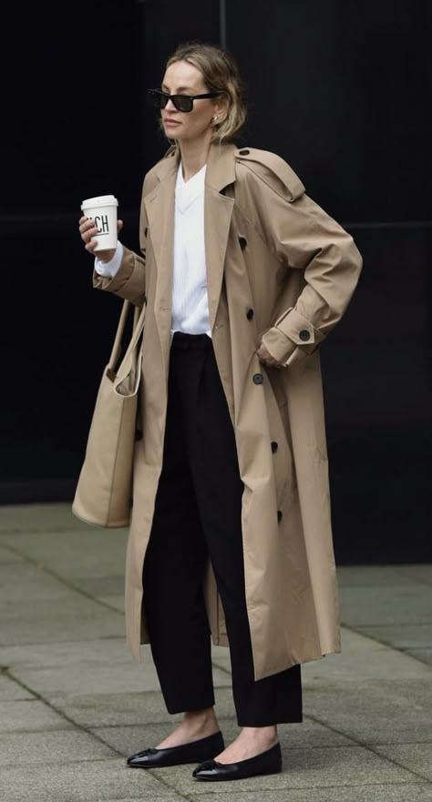 Trench Coat Street Style 2023, French Travel Outfit, Trenchcoat Outfits Women, Fall Trench Coat Outfits, Trench Coat Outfit Casual, Trenchcoat Outfits, Casual Trench Coat Outfit, Trench Coat Street Style, Trenchcoat Outfit