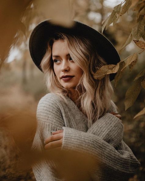 Autumn Photography Portrait, Female Portrait Poses, Fall Portraits, Senior Photo Poses, Shotting Photo, Portrait Photography Women, Self Portrait Photography, Portrait Photoshoot, Outdoor Portraits