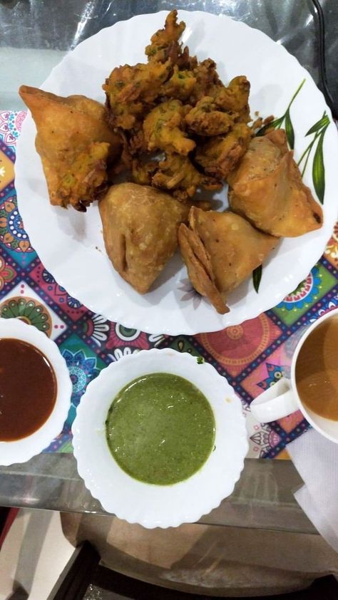 Tea And Snacks Photography, Evening Snacks Aesthetic, Evening Snacks Snapchat Stories, Evening Tea Snapchat Story, Pakode With Tea, Evening Snacks Snap, Samosa Snap, Evening Snap, Evening Snacks Indian