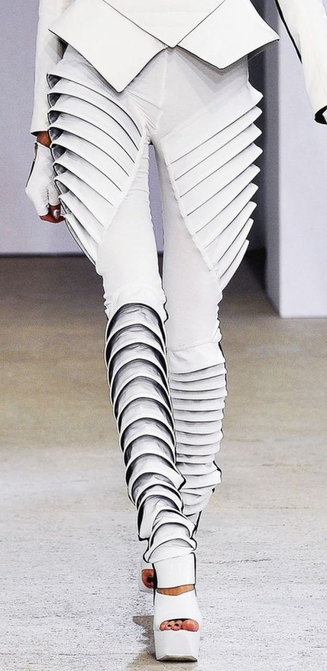 Blog Sculptural Fashion, Sci Fi Fashion, Space Fashion, Futuristic Style, Cyberpunk Fashion, Gareth Pugh, Technology Fashion, Futuristic Fashion, Future Fashion