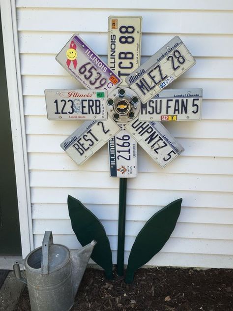 20 Creative Ways to Upcycle Used Items for Your Spring Decor 19 License Plate Flowers, Old License Plate Ideas, License Plate Crafts Projects, Art Profolio, License Plates Diy, License Plate Ideas, License Plate Decor, License Plate Crafts, Recycled Cans