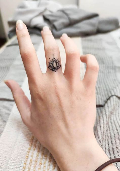 76 Hand Tattoos For Women with Meaning - Our Mindful Life Ringer Finger Tattoo, Ring Finger Tattoos For Women Meaningful, Shiv Tattoo Designs For Women, Bff Finger Tattoos, Finger Tattoos For Women Unique, Peace Tattoo Designs, Inner Finger Tattoo, Miniature Tattoos, Flower Finger Tattoos