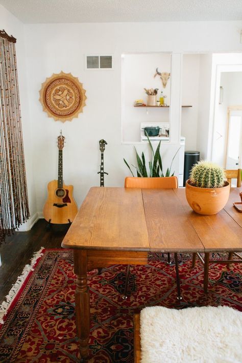 Southwestern bohemian eclectic style via Apartment Therapy Southwest Decorating, Bohemian Dining Room Decor, Modern Southwestern, Homestead House, Desert Chic, Bohemian House, Colorado Homes, Starter Home, Style At Home