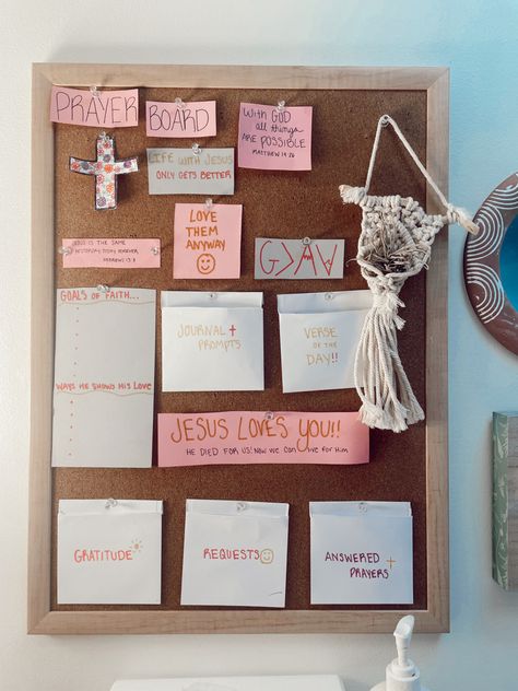 Pray Request Board, Christian Cork Board, Worship Room Ideas House, Christian Decor Ideas For Bedroom, Christian Desk Decor, Bible Study Area In Bedroom, College Dorm Room Ideas Christian, Christian Cork Board Ideas, Small Prayer Board Ideas