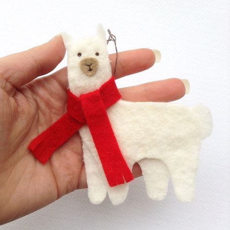 easy project // last-minute gift llama or alpaca ornament Llama Ornament, Homemade Ornament, Animal Decorations, Felt Ornaments Diy, Diy Felt Christmas Ornaments, Felt Ornaments Patterns, Llama Christmas, Rustic Christmas Ornaments, Diy Christmas Ornaments Easy