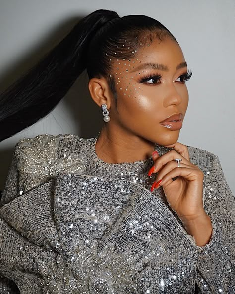 Metgala Makeup Looks, Holiday Hair Styles For Black Women, Hair Gems Ponytail, Hairstyles Euphoria Party, Hair Styles For Dinner Party, Euphoria Inspired Hairstyles, Hair Texture Idea, Hairstyles For Dinner Party, Rhinestone Hairstyle