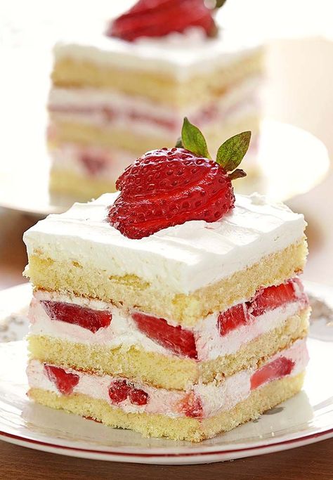 Easy Strawberry Shortcake will take only a few to whip up and with a little creativity can be an adorable addition to your holiday table! Shortcake Cake Recipe, Easy Strawberry Shortcake, Shortcake Cake, Strawberry Shortcake Cake, Strawberry Shortcake Recipes, Shortcake Recipe, Strawberry Cake Recipes, A Piece Of Cake, Easy Strawberry