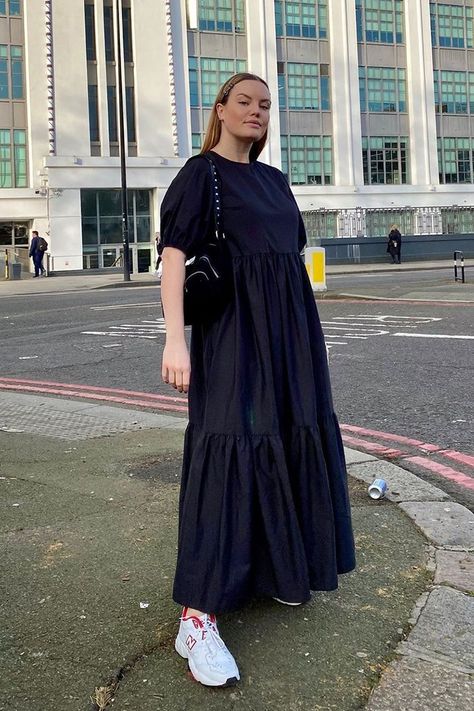 Oversized Maxi Dress Outfit, Long Black Dress Sneakers Outfit, Flowy Dress Sneakers Outfit, Oversized Black Dress Outfit, Loose Black Dress Outfit, Long Dress Sneakers Outfit, Styling Oversized Dress, Black Dress With Sneakers Outfits, Layered Dress Outfit Summer