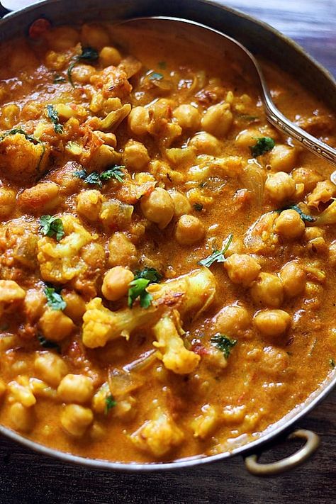 Chickpea Cauliflower curry Cauliflower Soup Crockpot, Soup Recipes Cauliflower, Soup Ideas Easy, Instant Pot Cauliflower Soup, Vegan Stews, Instant Pot Cauliflower, Curry With Chickpeas, Cauliflower And Chickpea Curry, Veg Gravy