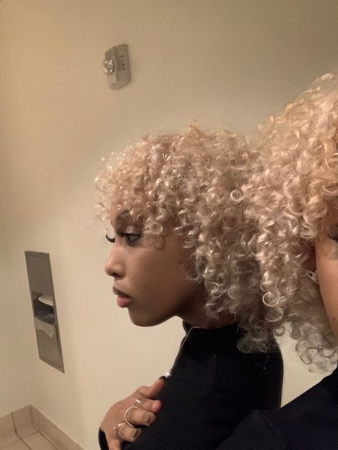 Platinum Curly Hair Black Women, Platinum Blonde Curly Hair Black Women, Platinum Curly Hair Natural Curls, Platinum Blonde Hair Curly, Bleach Curly Hair, Curly Ash Blonde Hair, Platinum Curly Hair, Curly Honey Blonde Hair, Curly Platinum Blonde Hair