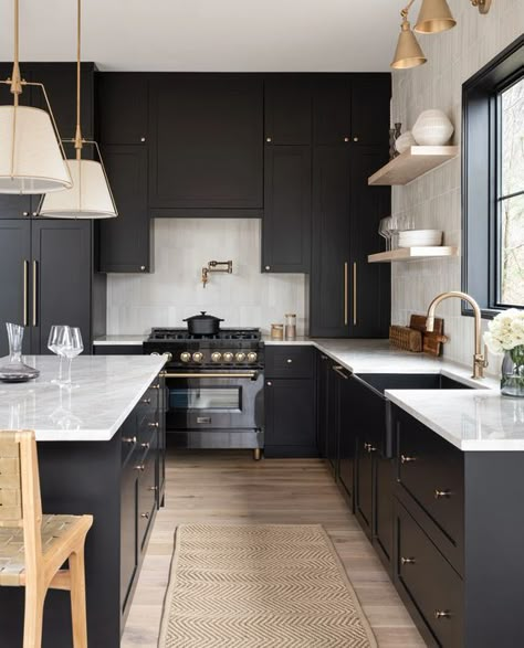 Ski House Kitchen, Petite Kitchen, Compact Kitchen Design, Modular Kitchen Designs, Black Kitchen Cabinets, Dark Kitchen, Kitchen Cabinets Decor, Farmhouse Kitchen Design, Compact Kitchen