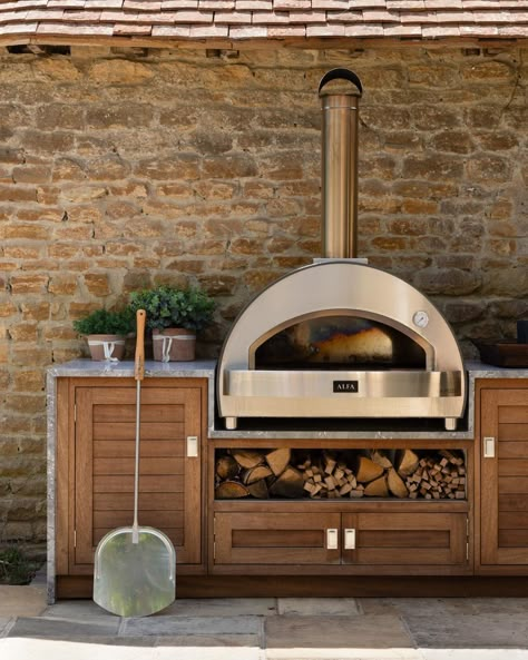 Everything tastes better alfresco! We love this pizza kitchen at the Haslemere Project adorned with the Forno 4 pizze oven by Alfa Forni.… | Instagram European Kitchen Design, Pizza Oven Outdoor Kitchen, Luxury Outdoor Kitchen, Wood Burning Pizza Oven, Four A Pizza, European Kitchen, Oven Outdoor, Pizza Kitchen, Joinery Design