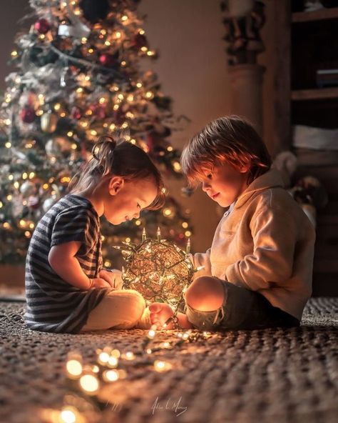 Christmas Photoshoot Kids, Christmas Poses, Christmas Baby Pictures, Christmas Family Photoshoot, Foto Kids, Baby Christmas Photos, Xmas Photos, Christmas Portraits, Christmas Shoot