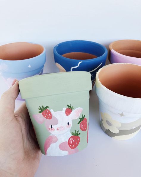 Simple Flower Pot Painting, Terra Cotta Painting Ideas, Terra Cotta Painting, Spring Painted Pots, Cute Painted Flower Pots, Ceramic Pot Design Ideas, Cute Plant Pots Painting, Pot Painting Party, Painting Planters Pots Ideas