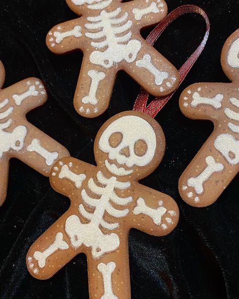 Goth Gingerbread Man, Goth Christmas Cookies, Goth Gingerbread, Silly Christmas, Xmas Baking, Scary Christmas, Bread Man, Poison Apples, Horror Nights