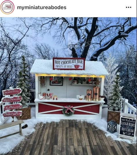 Hot Chocolate Decor, Hot Chocolate Stand, Hot Cocoa Bar Christmas, Hot Cocoa Stand, Christmas Maze, Diy Hot Chocolate, Hot Chocolate Bar, Christmas Open House, Bar Scene