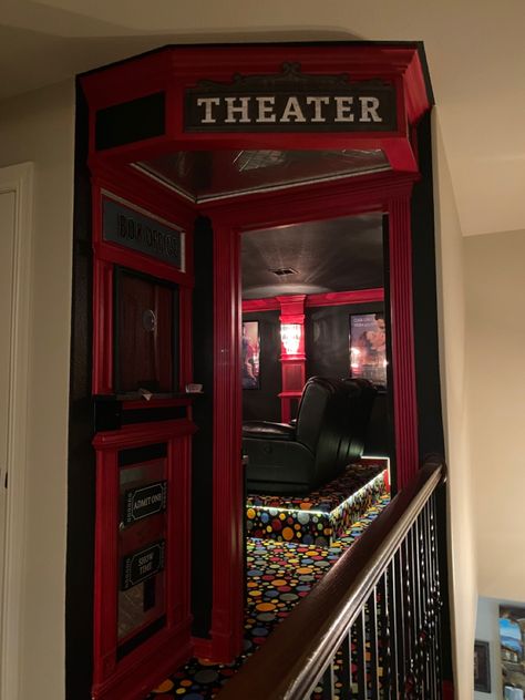 Classic Movie Theater Interior, Retro Theater Room, Horror Movie Theater Room, Vintage Movie Theater Room, Movie Room Wall Ideas, Vintage Cinema Interior, Vintage Home Theater, Movie Decor Ideas, Movie Room Ideas Small Home Theaters