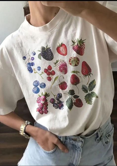 This white t-shirt features an elegant vintage fruit print, showcasing red and blue berries like strawberries, blackberries, and blueberries. Perfect for nature lovers and those with a taste for retro style. Made from soft cotton, it's ideal for a casual and comfortable look. Available in various sizes, this tee is a unique and fresh addition to any wardrobe. Aesthetic Fruit, Strawberry Shirt, Casual Summer Tops, Strawberry Print, Fruit Print, Retro Stil, Womens Activewear, Plus Size T Shirts, Top Casual