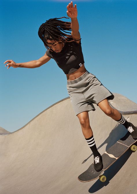 H&m New Collection, Skateboarding Aesthetic, Hiphop Style, Style Skate, Skater Vibes, Skater Boys, Summer Surf, Denim Chic, Girl Standing