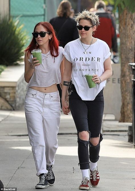 Make a new wave in your New Order tee like Kristen #DailyMail Kristen Stewart Girlfriend, Kristin Stewart, Kristen Stewart Style, Teen Celebrities, New Order, New Girlfriend, Ruby Rose, Indie Outfits, Kristen Stewart