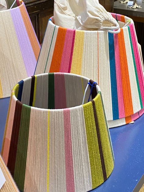 Yarn Lamp Shade, Diy Colorful Lampshade, Recycled Lamp Shade Ideas, String Lampshade Diy, Diy Lamp Table, Painted Lampshades Ideas, Thread Lampshade, Upcycle Lampshade, Crochet Lamp Shade