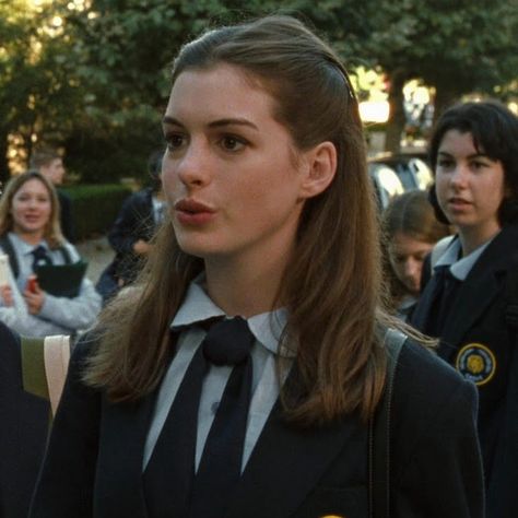 Anne Hathaway - Mia Thermopolis Mia Thermopolis, Princess Diaries 2, The Princess Diaries, Brown Hair Inspo, Princess Diaries, Anne Hathaway, Dream Hair, Hairstyles For School, The Princess