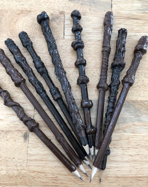 Baguette Harry Potter Diy, Make Your Own Wand Harry Potter, Diy Harry Potter Pencil Wands, Diy Ollivanders Wand Shop, Harry Potter Art Projects, Baguette Magique Harry Potter, Harry Potter Magic Caster Wand, Harry Potter Day, Classe Harry Potter